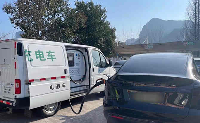 麦盖提汽车搭电